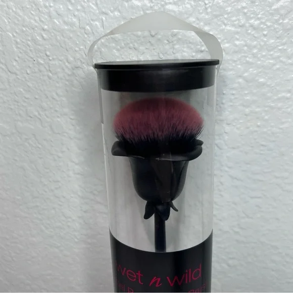 Wet n Wild Rebel Rose Blush Brush - Picture 2 of 10